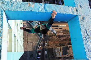 Illustration for article titled The craziest of the Russian city climbers is beyond insane